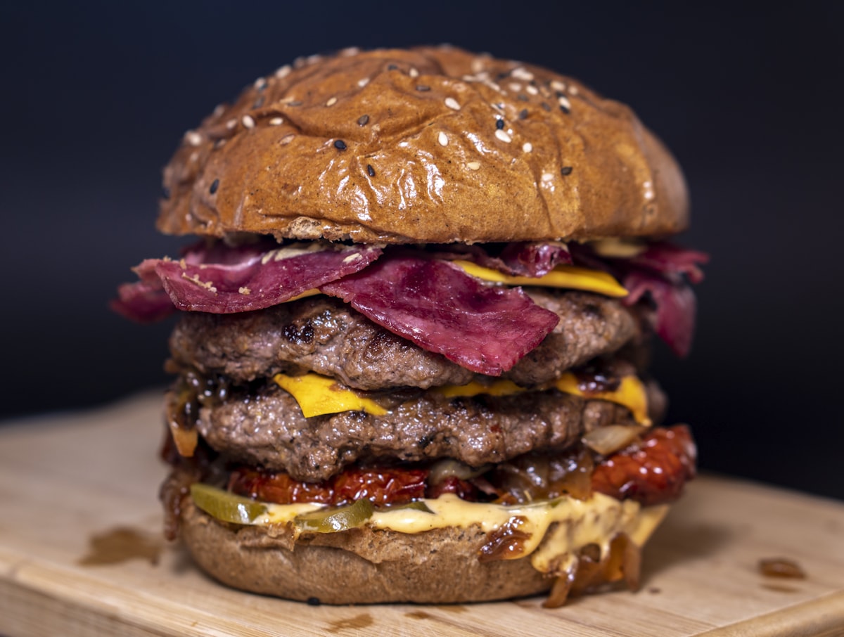 Barbecue Burger mit knusprigem Speck und rauchiger BBQ-Sauce