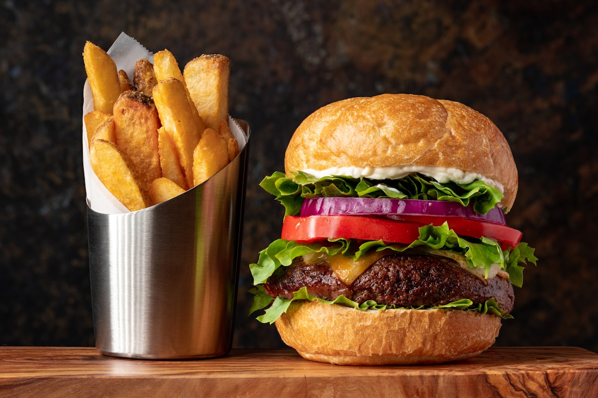 Burger-Menü mit knusprigen Pommes frites