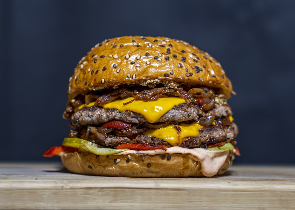 Smash Burger mit doppelt Schmelzkäse und karamellisierten Zwiebeln